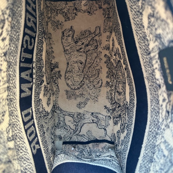 Christian Dior Medium Tote Ecru and Blue Toile de Jouy Embroidery - Picture 12 of 17